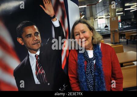 Joan Helbling, d'Honolulu, un ancien professeur du président américain Barack Obama alors qu'il était à l'école de Punahou à Hawaï, se trouve à côté d'une affiche d'Obama lors de la cérémonie d'inauguration du nouveau président américain Barack Obama à l'école d'affaires américaine à Paris, en France, le 20 janvier 2009. Photo de Mousse/ABACAPRESS.COM Banque D'Images