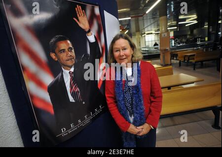 Joan Helbling, d'Honolulu, un ancien professeur du président américain Barack Obama alors qu'il était à l'école de Punahou à Hawaï, se trouve à côté d'une affiche d'Obama lors de la cérémonie d'inauguration du nouveau président américain Barack Obama à l'école d'affaires américaine à Paris, en France, le 20 janvier 2009. Photo de Mousse/ABACAPRESS.COM Banque D'Images