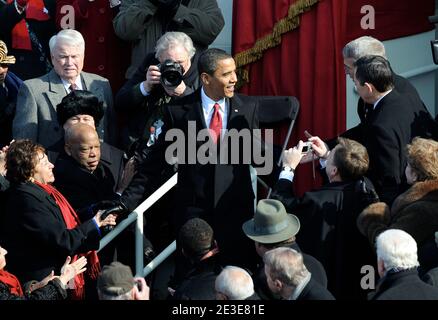 Le président américain élu Barack Obama arrive à prendre le serment d'office du juge en chef de la Cour suprême John Roberts pour devenir le 44e président des États-Unis et le premier élu afro-américain, lors des cérémonies d'inauguration sur Capitol Hill à Washington, D.C., aux États-Unis, le 20 janvier 2009. Photo de Douliery/Hann/ABACAPRESS.COM Banque D'Images