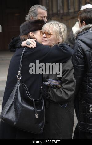 Mimi la femme de Carlos quitte l'eglise de Saint-Germain des Prés une messe en hommage à un fils mari le chanteur Carlos a Paris le 21 janvier 2009. Photo Antoine Cau/ABACAPRESS.COM Banque D'Images