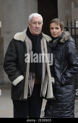 Stephane Collaro et sa compagnie tente l'exposition de Saint-Germain des presqu'une messe en hommage au chanteur Carlos a Paris le 21 janvier 2009. Photo Antoine Cau/ABACAPRESS.COM Banque D'Images