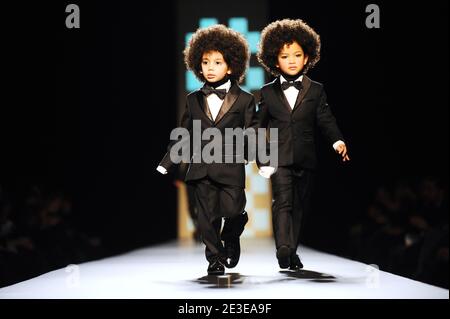 Les modèles présentent des créations lors du défilé de mode du designer français Jean-Paul Gaultier à Paris Fashion week vêtements pour hommes automne/hiver 2009, à Paris, France, le 22 janvier 2009. Photo de Thierry Orban/ABACAPRESS.COM Banque D'Images