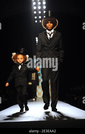 Les modèles présentent des créations lors du défilé de mode du designer français Jean-Paul Gaultier à Paris Fashion week vêtements pour hommes automne/hiver 2009, à Paris, France, le 22 janvier 2009. Photo de Thierry Orban/ABACAPRESS.COM Banque D'Images