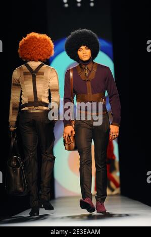 Les modèles présentent des créations lors du défilé de mode du designer français Jean-Paul Gaultier à Paris Fashion week vêtements pour hommes automne/hiver 2009, à Paris, France, le 22 janvier 2009. Photo de Thierry Orban/ABACAPRESS.COM Banque D'Images
