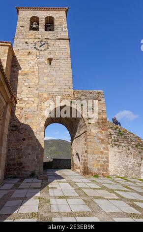 Visiteur assis sur les chaises de l'église Santa Maria, village de la vallée de l'Ambroz. Caceres, Estrémadure, Espagne Banque D'Images