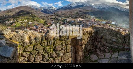 Point de vue de l'église Santa Maria, village de la vallée de l'Ambroz. Caceres, Estrémadure, Espagne Banque D'Images