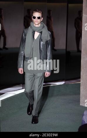 Un modèle présente une création par le designer belge Dries Van Notten pour son défilé de mode vêtements pour hommes automne/hiver 2009/2010 à Paris, France, le 22 janvier 2009. Photo d'Alain Gil-Gonzalez/ABACAPRESS.COM Banque D'Images