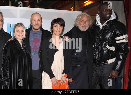 (De gauche à droite) Isabelle Nanty PEF, Florence Foresti, Pierre Richard et Omar Sy, assistant à la première du « Roi Guillaume », qui s'est tenue sur les champs-Elysées à Paris, en France, le 26 janvier 2009. Photo de Giancarlo Gorassini/ABACAPRESS.COM Banque D'Images