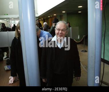 Le dessinateur sine, ne Maurice Sinet, arrivée en compagnie de ses temoins, Guy Bedos, artiste et délégation de la Ligue des droits de lÍHomme, et son avocat Maître Dominique Tricaud au Tribunal de Lyon, France le 27 janvier 2009. La LICRA porte platte contre le dessiccateur pour l'incision À la haine raciale. Photo de Vincent Dargent/ABACAPRESS.COM Banque D'Images