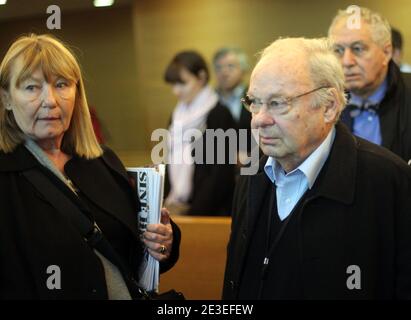 Le dessinateur sine, ne Maurice Sinet, arrivée en compagnie de ses tÀmoins, Guy Bedos, artiste et dÀlÀguÀ de la Ligue des droits de lÍHomme, et son avocat MaÀtre Dominique Tricaud au Tribunal de Lyon, France le 27 janvier 2009. La LICRA porte platte contre le dessiccateur pour l'incision À la haine raciale. Photo de Vincent Dargent/ABACAPRESS.COM Banque D'Images