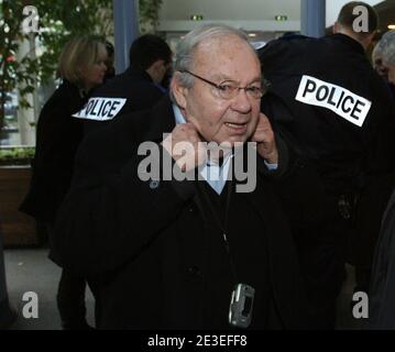 Le dessinateur sine, ne Maurice Sinet, arrivée en compagnie de ses tÀmoins, Guy Bedos, artiste et dÀlÀguÀ de la Ligue des droits de lÍHomme, et son avocat MaÀtre Dominique Tricaud au Tribunal de Lyon, France le 27 janvier 2009. La LICRA porte platte contre le dessiccateur pour l'incision À la haine raciale. Photo de Vincent Dargent/ABACAPRESS.COM Banque D'Images