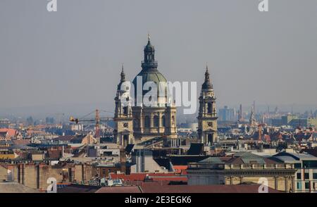 Vue sur les toits de Saint-Étienne de la vieille ville historique de Budapest Hongrie depuis une hauteur de. Banque D'Images