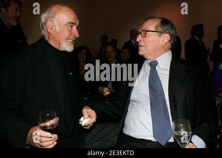 Sean Connery et Sidney Lumet s'éveraient après l'attribution du directeur à la Légion d'honneur, lors d'une cérémonie qui s'est tenue au Consulat de France à New York, NY, USA, le 29 janvier 2009. Photo par Aton Pak/ABACAPRESS.COM Banque D'Images