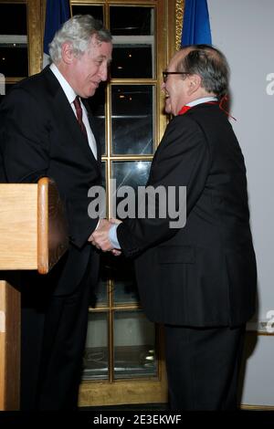 L'ambassadeur de France Pierre Vimont confère au directeur Sidney Lumet avec la Légion d'honneur, lors d'une cérémonie tenue au consulat de France à New York, NY, USA, le 29 janvier 2009. Photo par Aton Pak/ABACAPRESS.COM Banque D'Images