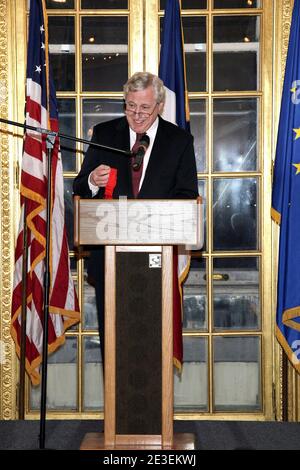 L'ambassadeur de France Pierre Vimont prononce son discours avant de remettre le directeur Sidney Lumet à la Légion d'honneur, lors d'une cérémonie qui s'est tenue au consulat de France à New York, NY, USA, le 29 janvier 2009. Photo d'Aton Pak/ABACAUSA.COM (photo : Pierre Vimont) Banque D'Images