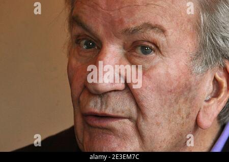 EXCLUSIF. L'acteur français Pierre Mondy pose lors du 16ème Festival du film 'Fantastics' Arts à Gerardmer, France, le 31 janvier 2009. Photo de Giancarlo Gorassini/ABACAPRESS.COM Banque D'Images