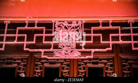 Montréal, Canada - janvier 5 2021 : délicate décoration sur la crête de toit de pavillon de style chinois dans le jardin botanique de Montréal Banque D'Images