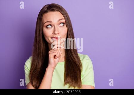 Photo portrait d'une femme curieuse touchant le visage du menton avec le doigt isolé sur un arrière-plan violet vif Banque D'Images