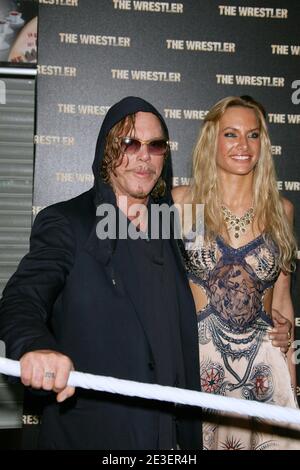 L'acteur AMÉRICAIN Mickey Rourke arrive avec sa date (une française nommée Céline) à la première française de « The Wrestler », qui s'est tenue au théâtre Gaumont Marignan à Paris, le 5 février 2009. Photo de Denis Guigneboug/ABACAPRESS.COM Banque D'Images