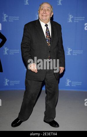 Le réalisateur français Claude Chabrol pose au cours de la séance photo pour son film 'Bellamy' présenté hors compétition dans la section 'Berlinale Special' au 59e Festival du film de Berlinale à Berlin le 7 février 2009. La Berlinale a lieu du 5 au 15 février 2009 avec 18 productions se disputant le très convoité Golden Bear pour la meilleure photo à être décernée le 14 février. Photo de Mehdi Taamallah/ABACAPRESS.COM Banque D'Images