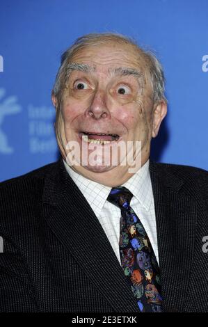 Le réalisateur français Claude Chabrol pose au cours de la séance photo pour son film 'Bellamy' présenté hors compétition dans la section 'Berlinale Special' au 59e Festival du film de Berlinale à Berlin le 7 février 2009. La Berlinale a lieu du 5 au 15 février 2009 avec 18 productions se disputant le très convoité Golden Bear pour la meilleure photo à être décernée le 14 février. Photo de Mehdi Taamallah/ABACAPRESS.COM Banque D'Images