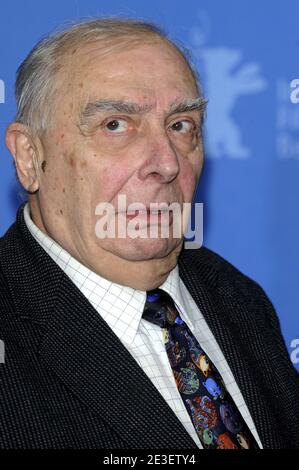 Le réalisateur français Claude Chabrol pose au cours de la séance photo pour son film 'Bellamy' présenté hors compétition dans la section 'Berlinale Special' au 59e Festival du film de Berlinale à Berlin le 7 février 2009. La Berlinale a lieu du 5 au 15 février 2009 avec 18 productions se disputant le très convoité Golden Bear pour la meilleure photo à être décernée le 14 février. Photo de Mehdi Taamallah/ABACAPRESS.COM Banque D'Images