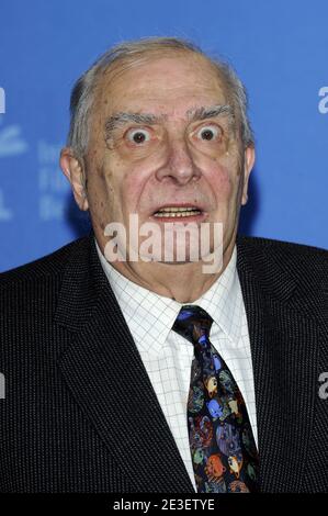 Le réalisateur français Claude Chabrol pose au cours de la séance photo pour son film 'Bellamy' présenté hors compétition dans la section 'Berlinale Special' au 59e Festival du film de Berlinale à Berlin le 7 février 2009. La Berlinale a lieu du 5 au 15 février 2009 avec 18 productions se disputant le très convoité Golden Bear pour la meilleure photo à être décernée le 14 février. Photo de Mehdi Taamallah/ABACAPRESS.COM Banque D'Images