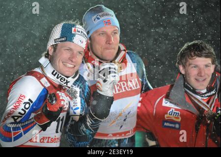 Julien Lizeroux de France prend la 2ème place, Aksel lund Svindal de Norvège prend la 1ère place, Natko Zrncic-Dim de Croatie prend la 3ème place sur le podium après l'événement Super combiné masculin tenu aux Championnats du monde de ski sur le parcours face de Solaise à Val d'Isère, Alpes françaises, France le 9 février 2009 . Photo de Thierry Orban/ABACAPRESS.COM Banque D'Images