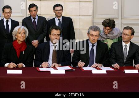 Ministre de l'économie française Christine Lagarde, ministre junior de l'Industrie et de la consommation, porte-parole du gouvernement Luc Chatel, PDG de PSA (PEUGEOT-CITROEN) Christian Streiff, directeur général de Renault Patrick Pelata, président Nicolas Sarkozy, Le Premier ministre François Fillon et le ministre responsable de la mise en œuvre du plan de redressement Patrick Devedjian lors de la signature d'un accord avec les constructeurs automobiles français à l'Elysée Palace, à Paris, en France, le 9 février 2009. Photo de Pierre Hounsfield/Pool/ABACAPRESS.COM Banque D'Images