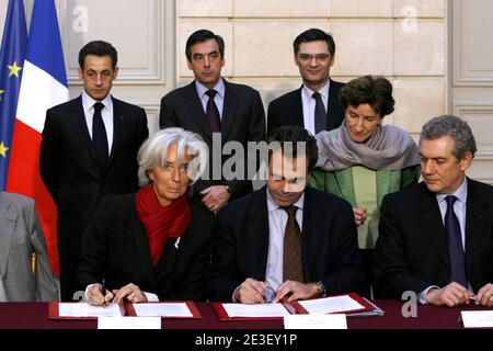 Ministre de l'économie française Christine Lagarde, ministre junior de l'Industrie et de la consommation, porte-parole du gouvernement Luc Chatel, PDG de PSA (PEUGEOT-CITROEN) Christian Streiff, président Nicolas Sarkozy, Le Premier ministre François Fillon et le ministre responsable de la mise en œuvre du plan de redressement Patrick Devedjian lors de la signature d'un accord avec les constructeurs automobiles français à l'Elysée Palace, à Paris, en France, le 9 février 2009. Photo de Pierre Hounsfield/Pool/ABACAPRESS.COM Banque D'Images