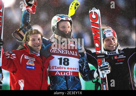 Natko Zrncic-Dim de Croatie prend la 3ème place, Aksel lund Svindal de Norvège prend la 1ère place, Julien Lizeroux de France fête après la Super Combined des hommes organisée aux Championnats du monde de ski sur le parcours face de Solaise à Val d'Isère, Alpes françaises, France le 9 février, 2009 . Photo de Thierry Orban/ABACAPRESS.COM Banque D'Images