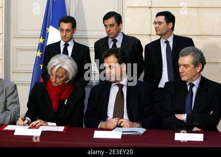 Ministre de l'économie française Christine Lagarde, ministre junior de l'Industrie et de la consommation, porte-parole du gouvernement Luc Chatel, PDG de PSA (PEUGEOT-CITROEN) Christian Streiff, président Nicolas Sarkozy, Le Premier ministre François Fillon et le ministre responsable de la mise en œuvre du plan de redressement Patrick Devedjian lors de la signature d'un accord avec les constructeurs automobiles français à l'Elysée Palace, à Paris, en France, le 9 février 2009. Photo de Pierre Hounsfield/Pool/ABACAPRESS.COM Banque D'Images