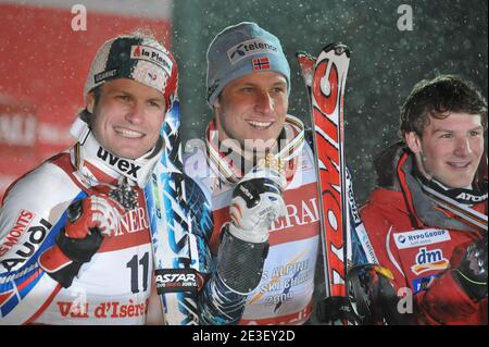 Julien Lizeroux de France prend la 2ème place, Aksel lund Svindal de Norvège prend la 1ère place, Natko Zrncic-Dim de Croatie prend la 3ème place sur le podium après l'événement Super combiné masculin tenu aux Championnats du monde de ski sur le parcours face de Solaise à Val d'Isère, Alpes françaises, France le 9 février 2009 . Photo de Thierry Orban/ABACAPRESS.COM Banque D'Images