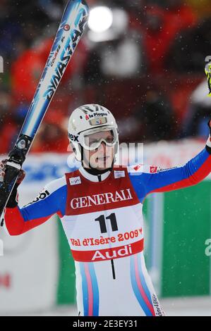 Julien Lizeroux célèbre après sa médaille d'argent l'événement Super combiné masculin qui s'est tenu aux Championnats du monde de ski sur le parcours face de Solaise à Val d'Isère, Alpes françaises, France le 9 février 2009 . Photo de Thierry Orban/ABACAPRESS.COM Banque D'Images