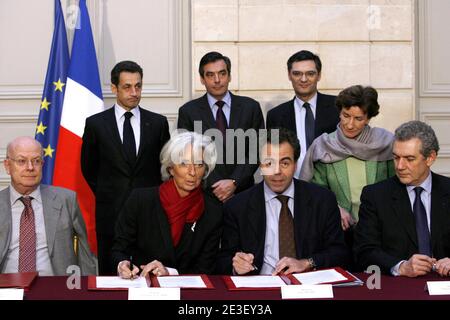 Ministre de l'économie française Christine Lagarde, ministre junior de l'Industrie et de la consommation, porte-parole du gouvernement Luc Chatel, PDG de PSA (PEUGEOT-CITROEN) Christian Streiff, président Nicolas Sarkozy, Le Premier ministre François Fillon et le ministre responsable de la mise en œuvre du plan de redressement Patrick Devedjian lors de la signature d'un accord avec les constructeurs automobiles français à l'Elysée Palace, à Paris, en France, le 9 février 2009. Photo de Pierre Hounsfield/Pool/ABACAPRESS.COM Banque D'Images