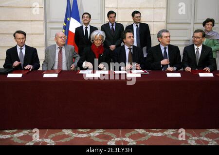 Ministre de l'économie française Christine Lagarde, ministre junior de l'Industrie et de la consommation, porte-parole du gouvernement Luc Chatel, PDG de PSA (PEUGEOT-CITROEN) Christian Streiff, directeur général de Renault Patrick Pelata, président Nicolas Sarkozy, Le Premier ministre François Fillon et le ministre responsable de la mise en œuvre du plan de redressement Patrick Devedjian lors de la signature d'un accord avec les constructeurs automobiles français à l'Elysée Palace, à Paris, en France, le 9 février 2009. Photo de Pierre Hounsfield/Pool/ABACAPRESS.COM Banque D'Images