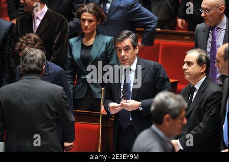 Chantal Jouanno, première ministre française de l'écologie, François Fillon, et Roger Karoutchi, ministre adjoint des relations avec le Parlement lors de la session hebdomadaire de l'Assemblée nationale à Paris, le 10 février 2009. Photo de Mousse/ABACAPRESS.COM Banque D'Images