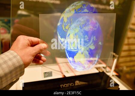 Main tenant transparent holographique à 360 degrés avec affichage d'images, présenté par Nano dans le stand d'exposition au ces Consumer Electronics, Las Vegas, NV, Etats-Unis Banque D'Images