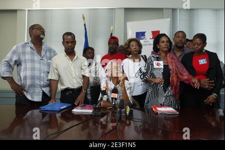 Le dirigeant des délégués syndicaux de la Martinique 'collectif du 5 fevrier' Michel Monrose parle avec des journalistes de la préfecture de fort-de-France à Martinique, France, le 12 février 2009, après une rencontre avec le ministre junior français d'outre-mer, Yves Jego. Des gens protestent dans la capitale de l'île française de la Martinique, dans les Caraïbes, contre le coût élevé de la vie, pour une meilleure rémunération et un meilleur emploi. Le gouvernement français a nommé deux médiateurs pour aider à résoudre les grèves, qui ont paralysé la Martinique et la Guadeloupe, un autre département français des Caraïbes depuis plus de 3 semaines. Photo de Patrice Coppee/ABACA Banque D'Images