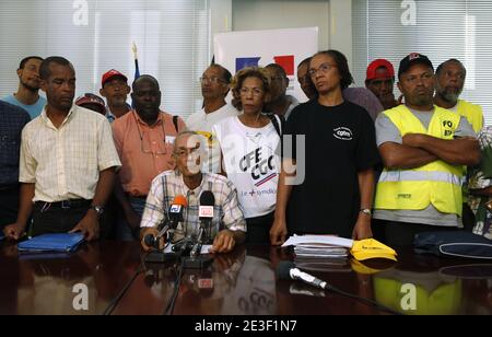 Le dirigeant des délégués syndicaux de la Martinique 'collectif du 5 fevrier' Michel Monrose parle avec des journalistes de la préfecture de fort-de-France à Martinique, France, le 12 février 2009, après une rencontre avec le ministre junior français d'outre-mer, Yves Jego. Des gens protestent dans la capitale de l'île française de la Martinique, dans les Caraïbes, contre le coût élevé de la vie, pour une meilleure rémunération et un meilleur emploi. Le gouvernement français a nommé deux médiateurs pour aider à résoudre les grèves, qui ont paralysé la Martinique et la Guadeloupe, un autre département français des Caraïbes depuis plus de 3 semaines. Photo de Patrice Coppee/ABACA Banque D'Images