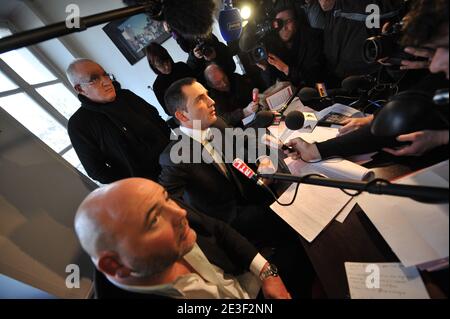 Les avocats français Pascal Garbarini, Gilles Simeoni et Antoine Solacaro, qui représentent Yvan Colonna, assistent à une conférence de presse à Paris le 14 février 2009. Le procès spécial de Colonna, un berger reconnu coupable du meurtre de Claude Erignac, le plus haut représentant du gouvernement français en Corse en 1998, a débuté le 9 février 2009. Photo de Mousse/ABACAPRESS.COM Banque D'Images