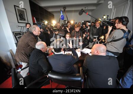 Les avocats français Pascal Garbarini, Gilles Simeoni et Antoine Solacaro, qui représentent Yvan Colonna, assistent à une conférence de presse à Paris le 14 février 2009. Le procès spécial de Colonna, un berger reconnu coupable du meurtre de Claude Erignac, le plus haut représentant du gouvernement français en Corse en 1998, a débuté le 9 février 2009. Photo de Mousse/ABACAPRESS.COM Banque D'Images