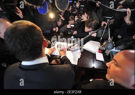 Les avocats français Pascal Garbarini, Gilles Simeoni et Antoine Solacaro, qui représentent Yvan Colonna, assistent à une conférence de presse à Paris le 14 février 2009. Le procès spécial de Colonna, un berger reconnu coupable du meurtre de Claude Erignac, le plus haut représentant du gouvernement français en Corse en 1998, a débuté le 9 février 2009. Photo de Mousse/ABACAPRESS.COM Banque D'Images