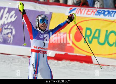 Le 15 février 2009, Julien Lizeroux célèbre sa médaille d'argent lors du slalom masculin aux Championnats du monde de ski alpin à Val d'Isère, en France. Photo de Nicolas Gouhier/Cameleon/ABACAPRESS.COM Banque D'Images