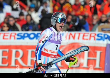 Le 15 février 2009, Julien Lizeroux célèbre sa médaille d'argent lors du slalom masculin aux Championnats du monde de ski alpin à Val d'Isère, en France. Photo de Nicolas Gouhier/Cameleon/ABACAPRESS.COM Banque D'Images