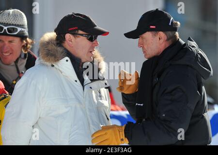 Jean-Claude Killy et le Prince Albert II de Monaco posent avec Julien Lizeroux de France qui a remporté la médaille d'argent du slalom masculin aux Championnats du monde de ski sur le parcours face à Bellevarde à Val d'Isère, Alpes françaises, France, le 15 février 2009. Photo de Nicolas Gouhier/Cameleon/ABACAPRESS.COM Banque D'Images