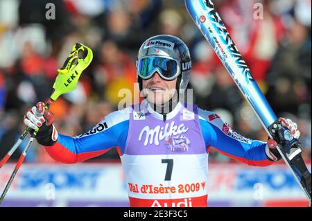 Le 15 février 2009, Julien Lizeroux célèbre sa médaille d'argent lors du slalom masculin aux Championnats du monde de ski alpin à Val d'Isère, en France. Photo de Nicolas Gouhier/Cameleon/ABACAPRESS.COM Banque D'Images