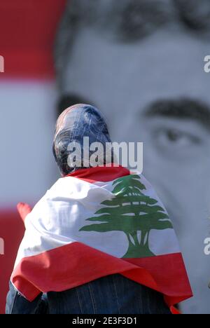 Une femme libanaise avec le drapeau libanais devant l'affiche du dirigeant tué Rafik Hariri, alors qu'elle assiste à un rassemblement sur la place des martyrs pour marquer le quatrième anniversaire de l'assassinat de Hariri à Beyrouth, au Liban, le 14 février 2009. Des dizaines de milliers de drapeaux libanais ont emballé une place de Beyrouth pour se souvenir de l'ancien Premier ministre Rafik Hariri quatre ans après que lui et 22 autres personnes aient été tués par une bombe à camion. Photo de Greg Demarque/ABACAPRESS.COM Banque D'Images