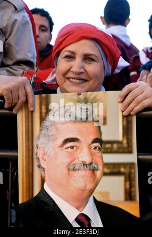 Une libanaise est titulaire d'une affiche du leader assassiné Rafik Hariri, alors qu'elle assiste à un rassemblement sur la place des martyrs pour marquer le quatrième anniversaire de l'assassinat de Hariri à Beyrouth, au Liban, le 14 février 2009. Des dizaines de milliers de drapeaux libanais ont emballé une place de Beyrouth pour se souvenir de l'ancien Premier ministre Rafik Hariri quatre ans après que lui et 22 autres personnes aient été tués par une bombe à camion. Photo de Greg Demarque/ABACAPRESS.COM Banque D'Images