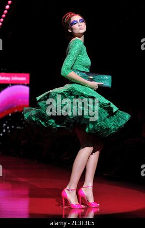 Un modèle présente une création de Betsy Johnson au Barbie Runway Show lors de la Mercedes Benz Fashion week automne 2009 à Bryant Park à New York City, NY, USA, le 14 février 2009. Photo de Gregorio Binuya/ABACAPRESS.COM Banque D'Images